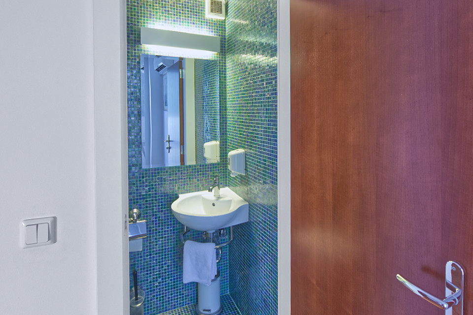 HOTEL-CREINA---Room-Deluxe-Suite-Additional-Toilete-r1