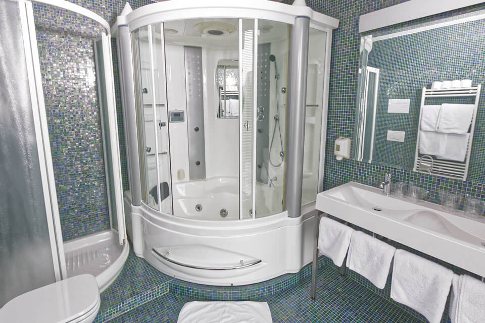 HOTEL-CREINA---Room-Deluxe-Suite-Bathroom-1-r1