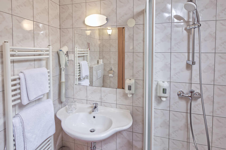 HOTEL-CREINA---Room-Double-Twin-Bathroom-1-r1