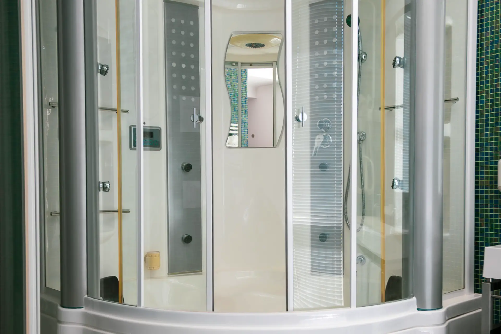 HOTEL-CREINA---deluxe-suite---5-bathtub-2