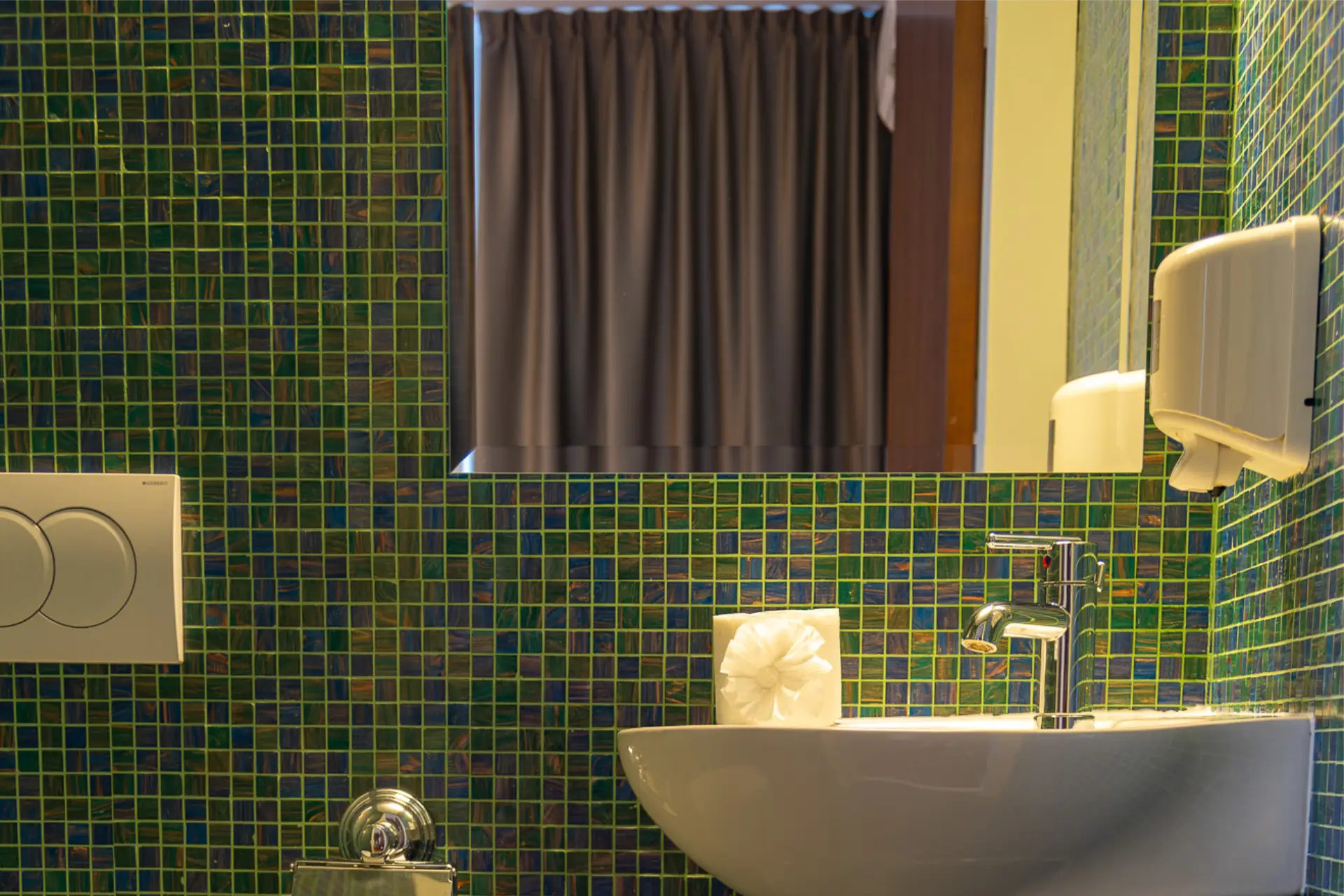 HOTEL-CREINA---deluxe-suite---7-second-toalete