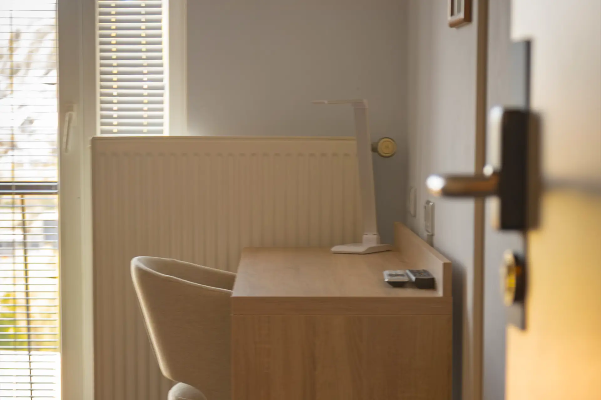 HOTEL-CREINA---standard-suite---2-room-twin-bed---desk